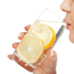 Uma mulher bebendo um tônico de água com limão.