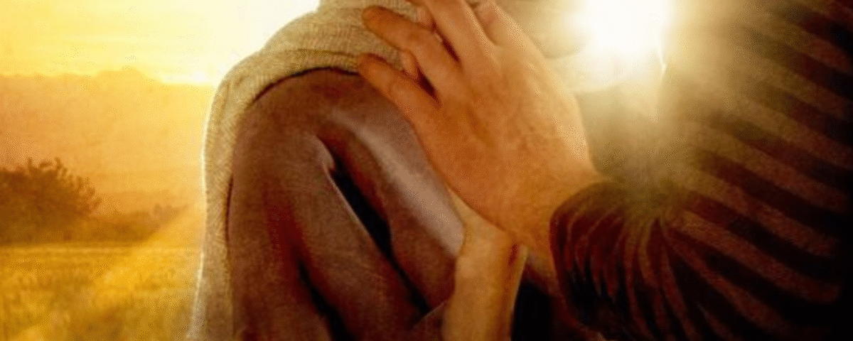 Deus tocando a mão de uma mulher