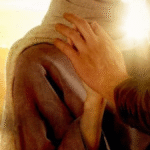 Deus tocando a mão de uma mulher