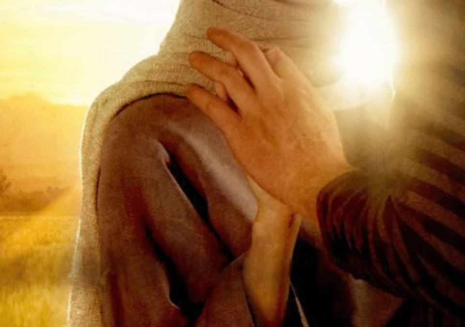 Deus tocando a mão de uma mulher