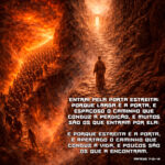 Um homem caminhando rumo a porta estreita e uma mulditão caminho rumo ao abismo pelo caminho largo.